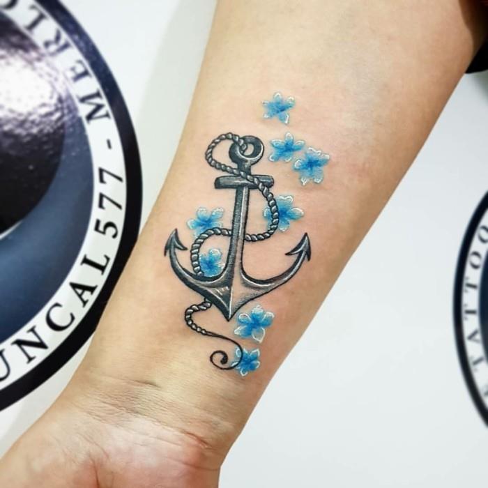ιδέες τατουάζ για γυναίκες αγκυροβολούν στο αντιβράχιο με μπλε λουλούδια