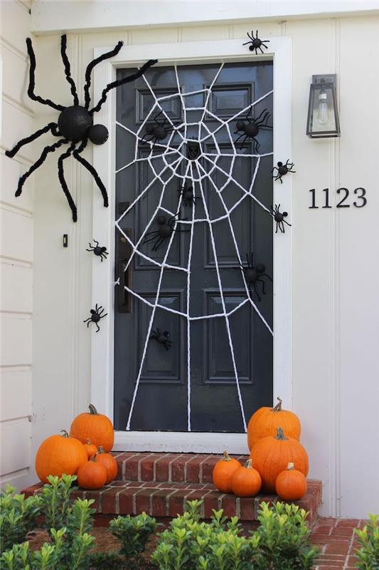 διακόσμηση πόρτας για αποκριές με ιστούς αράχνης