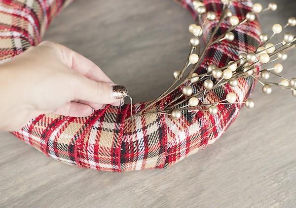 Φτιάξτε το δικό σας στεφάνι πόρτας και διακοσμήστε το με μούρα