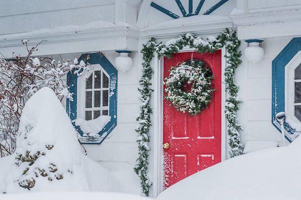 φτιάξτε στεφάνι πόρτας μόνοι σας χριστουγεννιάτικη διακόσμηση χιόνι