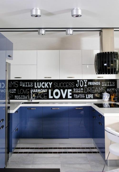 εργονομική κουζίνα μαύρη μπλε λευκή υψηλή γυαλάδα