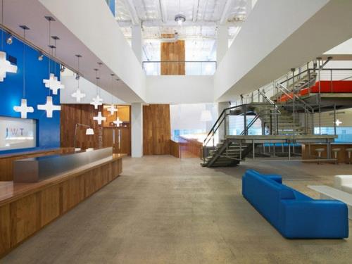 υπερσύγχρονο δροσερό γραφείο με καναπέ μπλε τσιμεντένιο πάτωμα