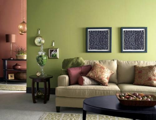 φιλικός προς το περιβάλλον καθαρισμός για μαξιλάρια καναπέ με πράσινο τοίχο στο σπίτι σας