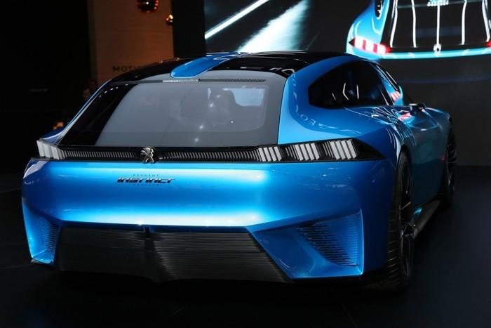 οικολογικά αυτοκίνητα μπλε ένστικτο έννοιας Peugeot