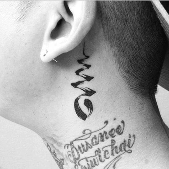 unalome τατουάζ πίσω από το αυτί άνδρες τατουάζ