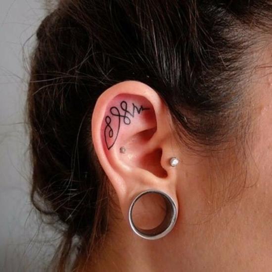 unalome τατουάζ σε κυρίες αυτιών