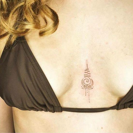 unalome τατουάζ γυναίκες στο πάνω μέρος του σώματος