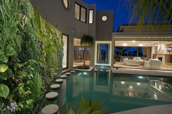 απίστευτοι κάθετοι κήποι δίπλα στην πισίνα
