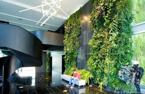 απίστευτοι κάθετοι κήποι πλούσια βλάστηση στον τοίχο στο λόμπι