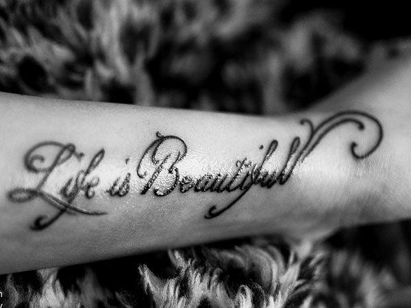 γραμματοσειρές τατουάζ αντιβραχίου η ζωή είναι όμορφη