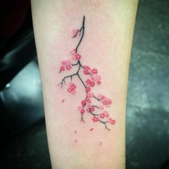 γυναικείο τατουάζ άνθη κερασιού