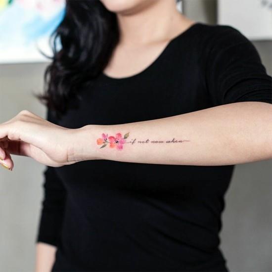 αντιβράχιο τατουάζ άνθη κερασιάς με γραφή