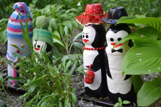 ανακύκλωση διακόσμησης κήπου μόνοι σας φτιάξτε πιγκουίνους μπουκάλια κατοικίδιων ζώων