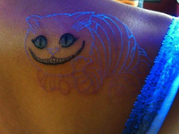 UV τατουάζ γάτα στην πλάτη