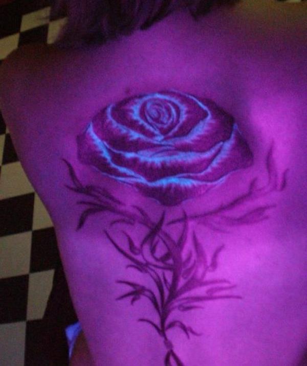 τατουάζ μαύρο φως λουλούδι τατουάζ στην πλάτη