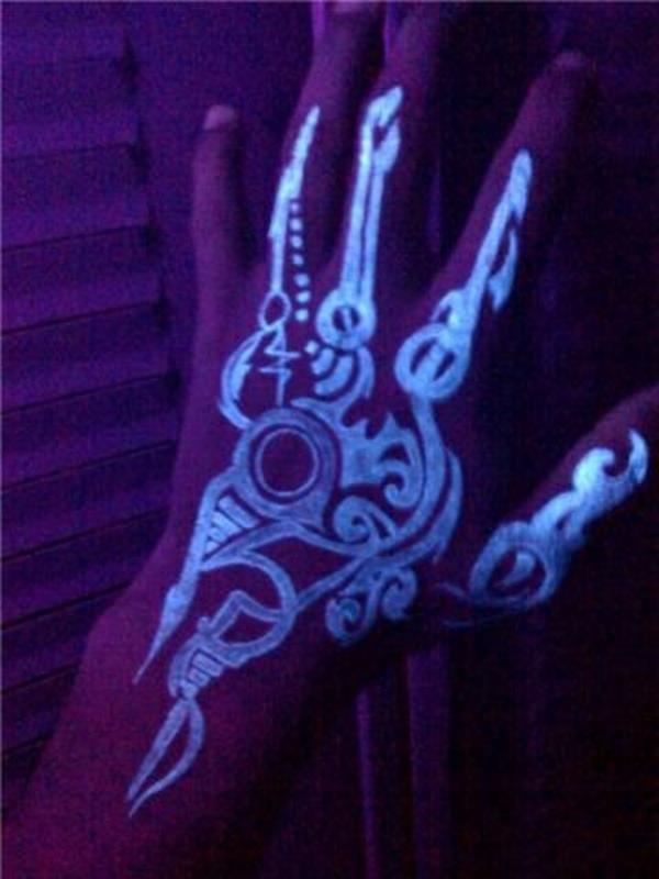 τατουάζ μαύρο φως τατουάζ χέρι σκελετός