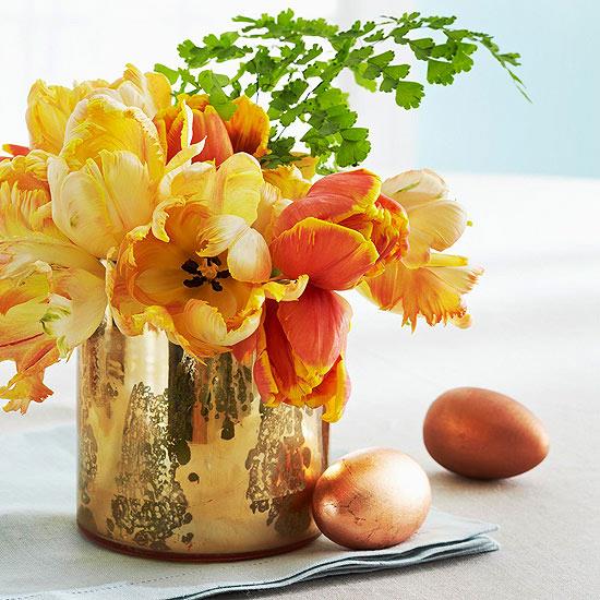 βάζο λουλούδια πασχαλινά αυγά επίχρυσες τουλίπες πορτοκαλί διακόσμηση τραπεζιού