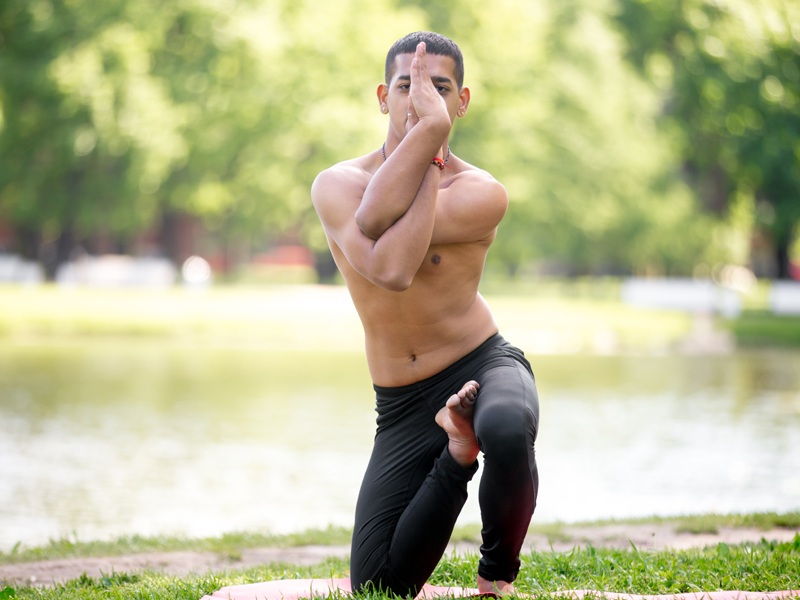 Vatayanasana (at duruşu) Nasıl Yapılır ve Faydaları