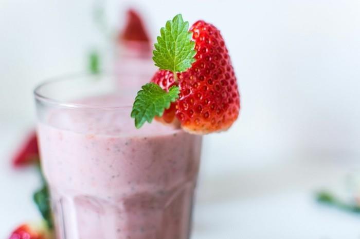 vegan χάνουν βάρος πρωινό υγιεινά smoothies φράουλες αμύγδαλο γάλα μέντα