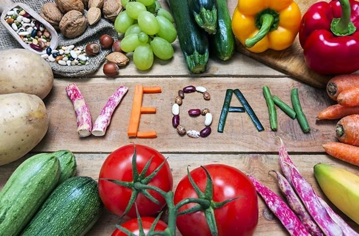 vegan χάνουν βάρος φρέσκα λαχανικά ξηροί καρποί ντομάτες φασόλια κολοκυθάκια μελιτζάνα