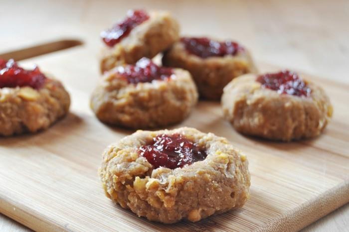 vegan ψήνετε απλά μπισκότα με μαρμελάδα στη μέση