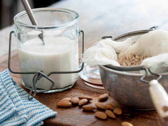 Φτιάξτε γάλα vegan μόνοι σας vegan γάλα μουλιάστε τα καρύδια όλη τη νύχτα