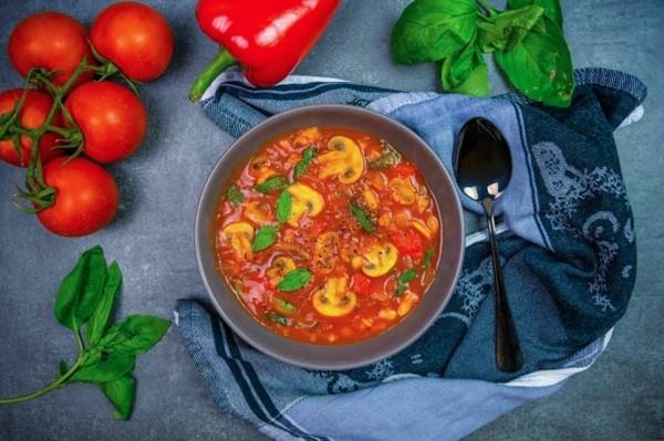 vegan σούπα πίτσας με μανιτάρια και βασιλικό