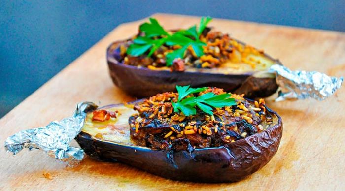 vegan συνταγές γεμιστή μελιτζάνα ρύζι σάλτσα σκόρδου