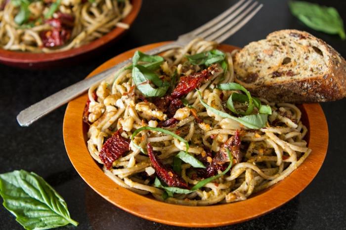 vegan συνταγές μακαρόνια αποξηραμένες ντομάτες βασιλικός