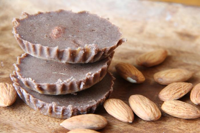 Ετοιμάστε vegan σοκολάτα με ξηρούς καρπούς και αμύγδαλα