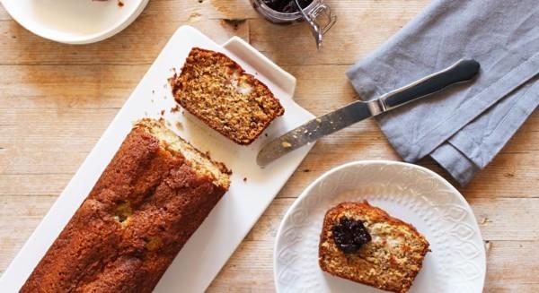 vegan ψωμί μπανάνας με μαρμελάδα για πρωινό