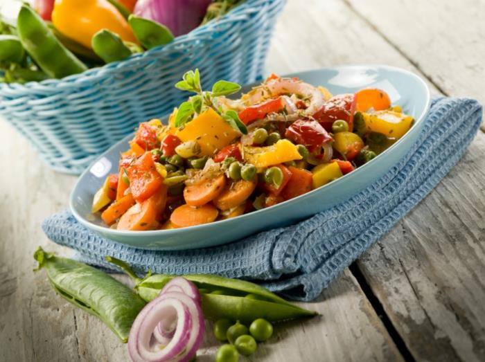 vegan φαγητό λαχανικά στον ατμό μπαχαρικά μυρωδικά βότανα