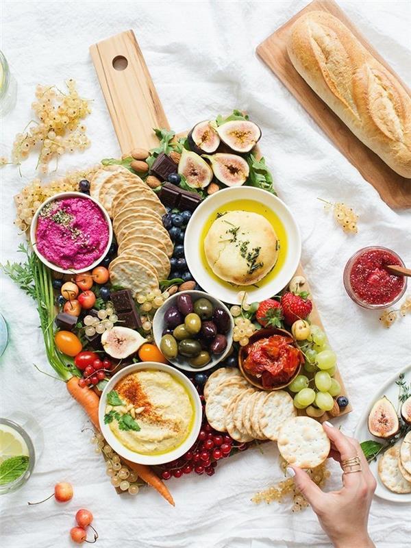 vegan πρωινό πασχαλινό brunch ιδέες φρούτα λαχανικά ψωμί χούμους