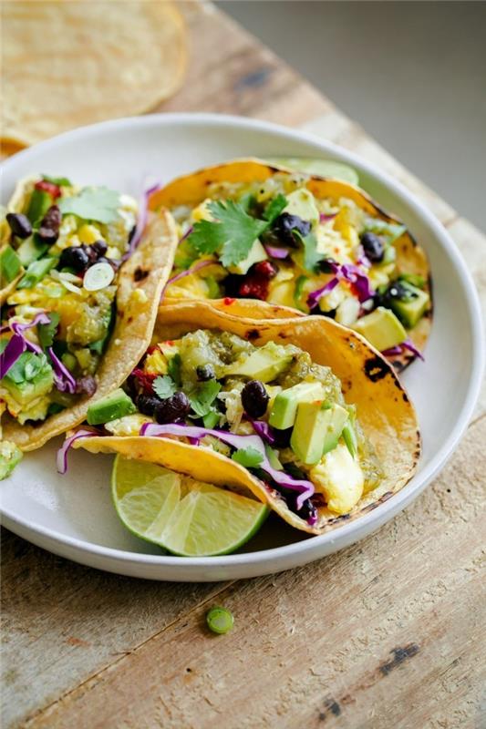 vegan πρωινό tacos με σαλάτα αβοκάντο και καλαμπόκι