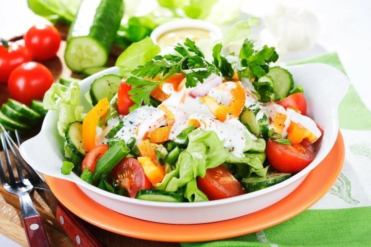 χορτοφαγική τροφή και απώλεια βάρους μέσω υγιεινής κατανάλωσης φρέσκιας σαλάτας