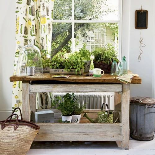 veranda deco ιδέες ανοιξιάτικο ξύλινο τραπέζι παλιό