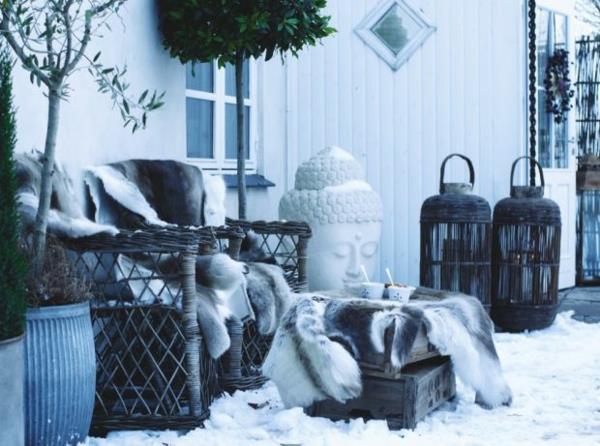 βεράντα χειμερινό κήπο βεράντα ιδέες Βούδα άγαλμα μπαστούνι έπιπλα γούνινα μαξιλάρια