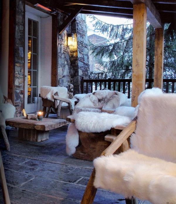 βεράντα ιδέες βεράντα χειμερινού κήπου ξύλινα έπιπλα ξύλινα μαξιλάρια γούνας