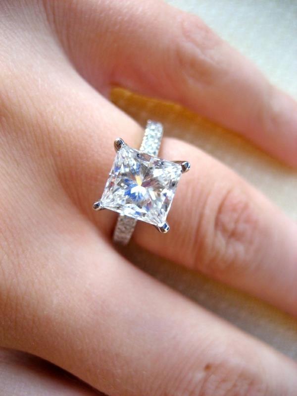 Τα δαχτυλίδια αρραβώνων κάνουν ασημένιο το δαχτυλίδι αρραβώνων για πρόταση γάμου