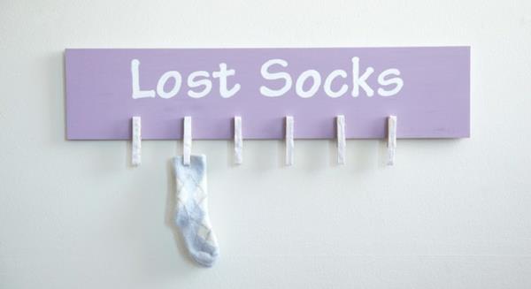 Στήστε χαμένες κάλτσες στον τοίχο του πλυντηρίου