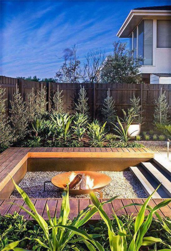 βυθισμένο καθιστικό σε εξωτερικούς χώρους προστασία της ιδιωτικής ζωής ξύλινο φράχτη πολλά πράσινα φυτά όμορφο σχέδιο σε τετράγωνη επιφάνεια
