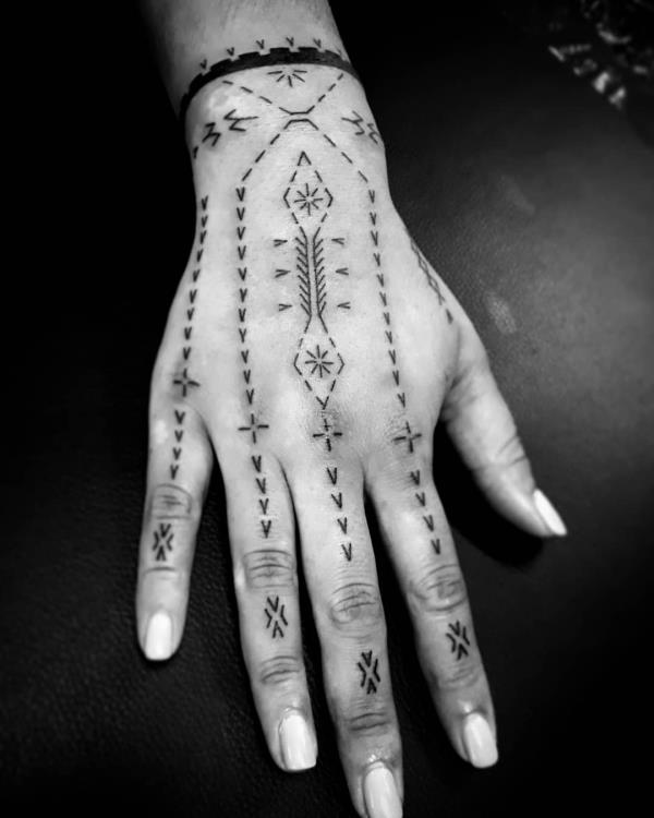 διακόσμηση ενός τατουάζ ινδικού χεριού