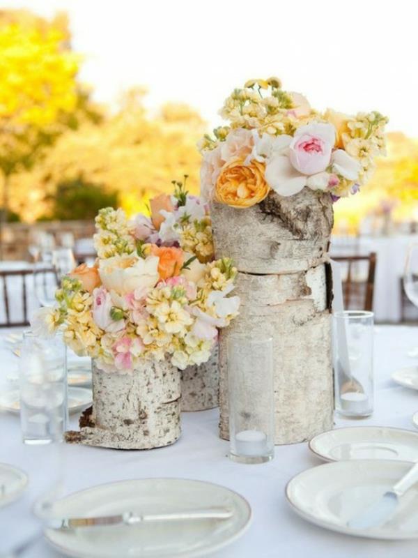 ποικιλία-λουλούδια-υπαίθριο-τραπέζι-διακόσμηση-δέντρο-κούτσουρο-βάζο