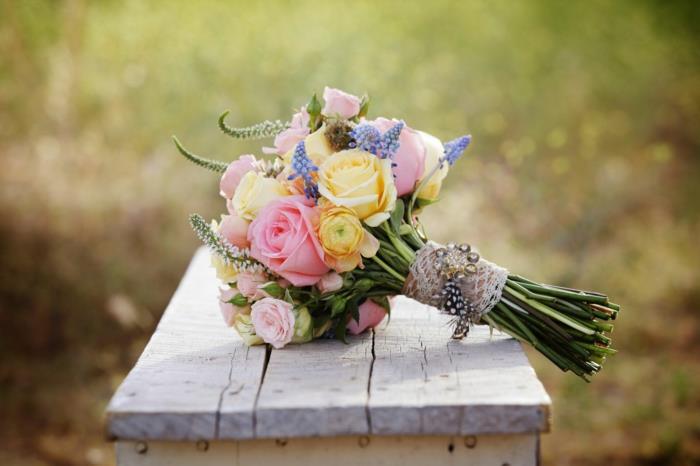 vintage γαμήλια φύση πολύχρωμα λουλούδια τριαντάφυλλα δαντέλα φτερό
