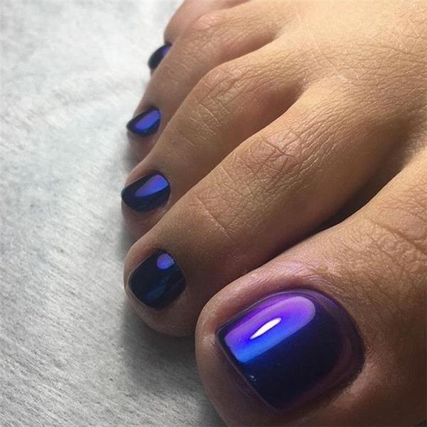 μοβ μπλε μεταλλικό σχέδιο νυχιών στα νύχια