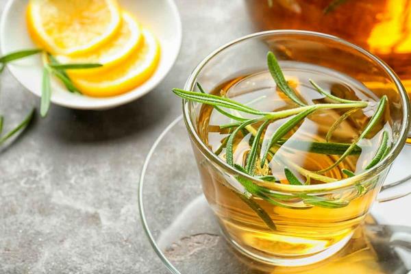 Ζωηρά τσάγια Απολαύστε τσάι από δεντρολίβανο με μέλι και λεμόνι έχει καλή γεύση