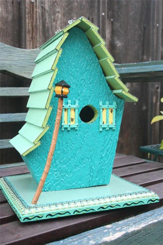 Το σπίτι για πτηνά χτίζει ξύλο φιλικό προς το περιβάλλον βαμμένο μπλε