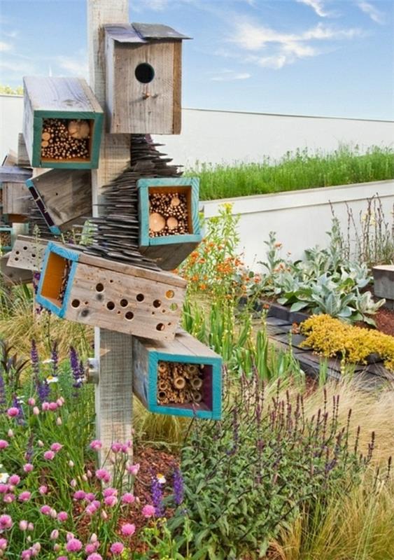 σπίτι πουλιών χτίζει ξύλο φιλικό προς το περιβάλλον γρασίδι