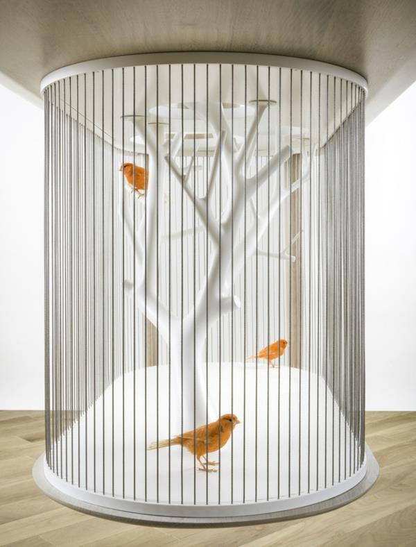 κλουβί πουλιών με λευκό δέντρο