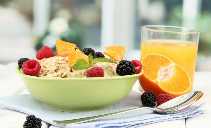 προστατεύστε από τον κορωνοϊό τρώτε ένα υγιεινό πρωινό πλούσιο σε βιταμίνες το πρωί
